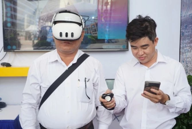 Người dân Khánh Hòa trải nghiệm công nghệ mới. Ảnh: Báo Người lao động.