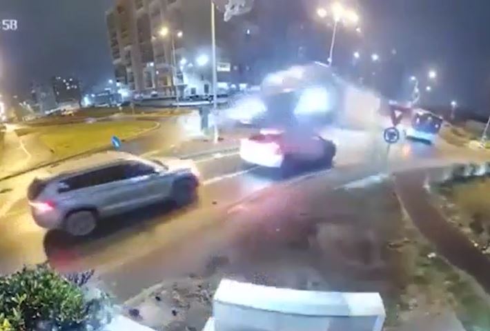 Xe Mercedes lao vào bùng binh, bay lên không trung như phim hành động