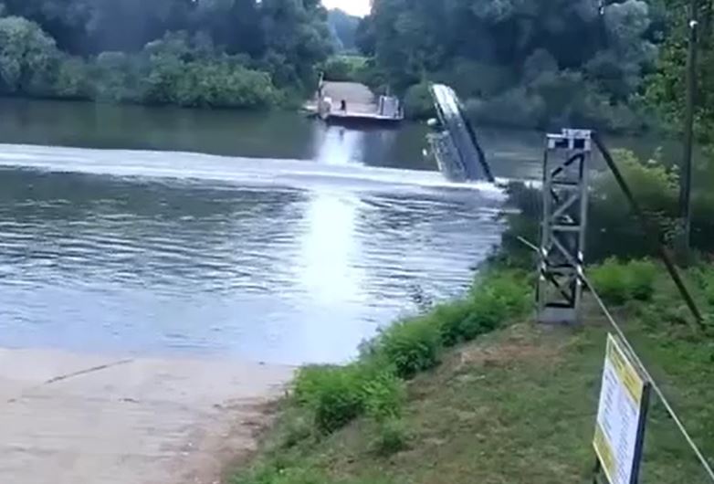 Hungary: Thuyền cảnh sát đâm dây cáp trên sông, lật úp giữa dòng