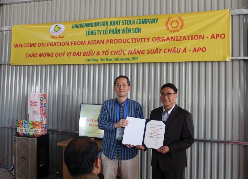 Đại diện APO trao chứng nhận công nhận những đóng góp của Công ty Cổ phần Viên Sơn cho hoạt động của tổ chức.