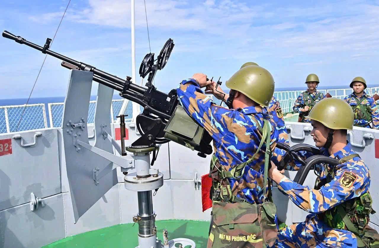 Giữa muôn trùng biển khơi vững tin theo Đảng,  “Nhà giàn DK1 là những pháo đài thép” 
