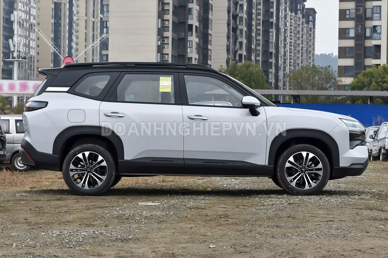 SUV 7 chỗ thiết kế đẹp, giá gần 240 triệu đồng