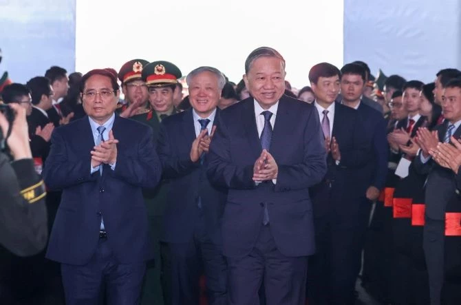 Tổng Bí thư Tô Lâm, Thủ tướng Phạm Minh Chính cùng nhiều lãnh đạo dự lễ khởi công nhà máy chế tạo chip bán dẫn đầu tiên tại Việt Nam. Ảnh: VGP.