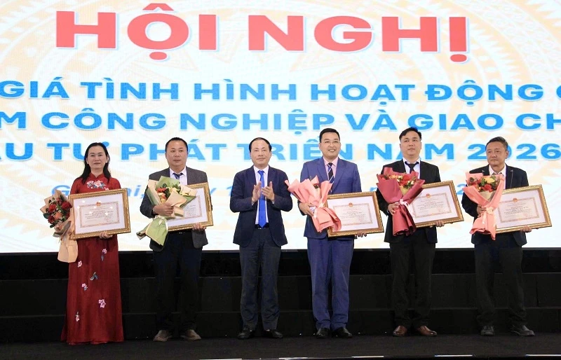 Chủ tịch UBND tỉnh Phạm Anh Tuấn tặng Bằng khen cho các doanh nghiệp có thành tích xuất sắc trong năm 2025