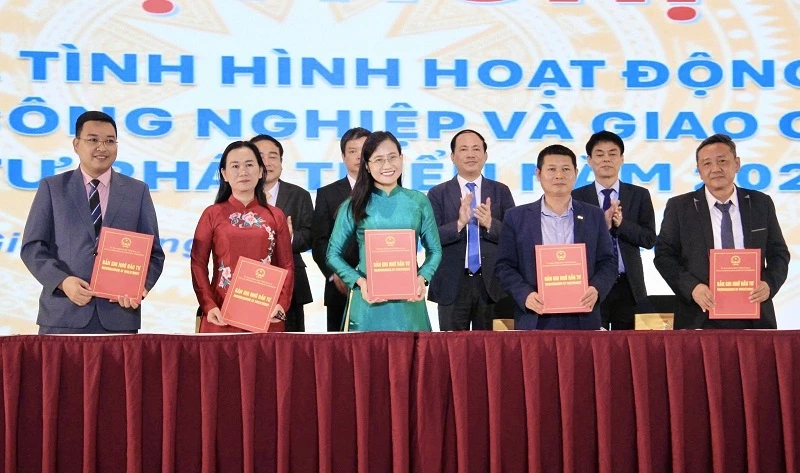 Các chủ đầu tư hạ tầng khu, cụm công nghiệp, ngân hàng và các nhà đầu tư tiềm năng ký biên bản ghi nhớ hợp tác.