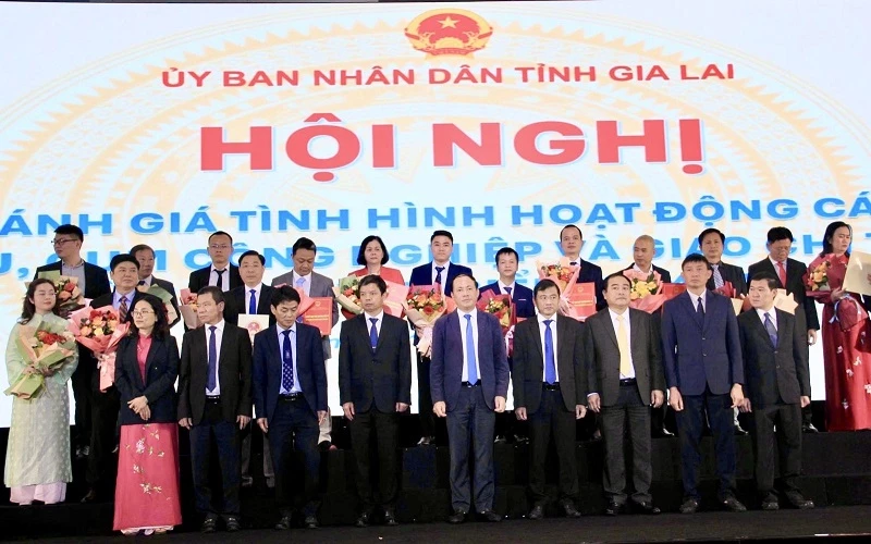 UBND tỉnh trao Quyết định giao chỉ tiêu đầu tư, phát triển các khu, cụm công nghiệp