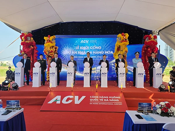 Thực hiện nghi thức khởi công xây dựng nhà ga hàng hoá mới của Cảng HKQT Đà Nẵng.