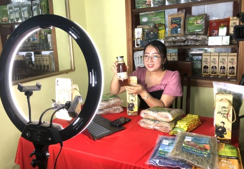 Chị Vũ Thị Lan Hương, tổ 14 Sông Hiến, phường Thục Phán xây dựng kênh bán hàng trên TikTok Shop, Facebook và Zalo với hơn 50 mặt hàng nông sản Cao Bằng. Ảnh: Báo Cao Bằng.
