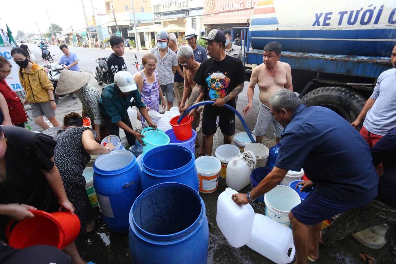 Đồng Nai: Hàng ngàn người dân xếp hàng hứng nước vì nhà máy gặp sự cố

