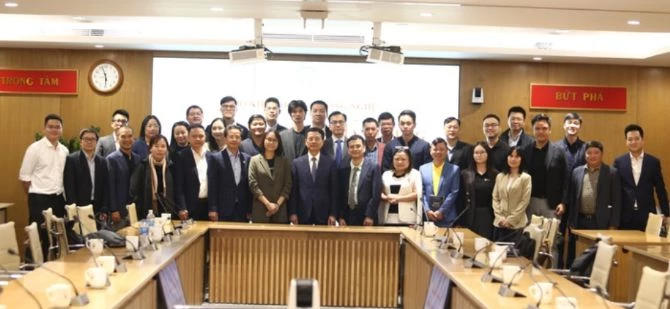 Bộ trưởng Nguyễn Mạnh Hùng chụp ảnh cùng các startup AI tại buổi gặp. Ảnh: Trung tâm Truyền thông KH&CN.