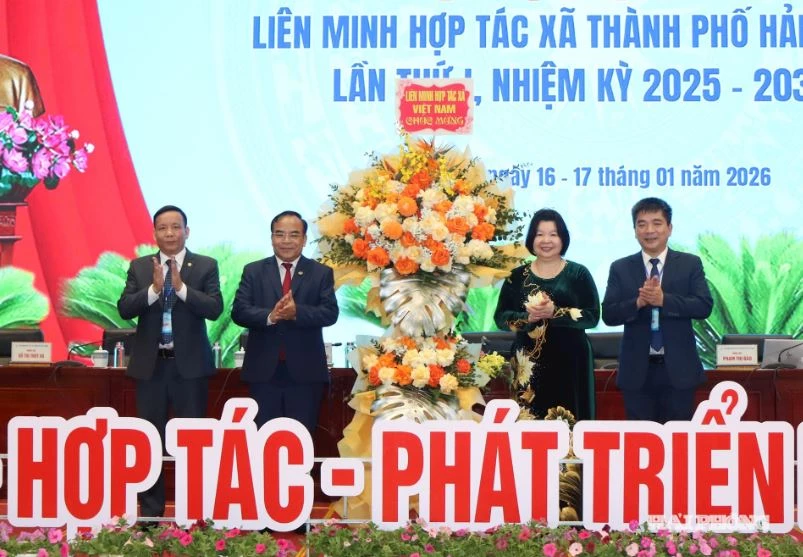 Đồng chí Cao Xuân Thu Vân, Chủ tịch Liên minh Hợp tác xã Việt Nam, Phó trưởng Ban Chỉ đạo quốc gia về kinh tế tập thể tặng hoa chúc mừng Đại hội. Ảnh: Báo Hải Phòng.