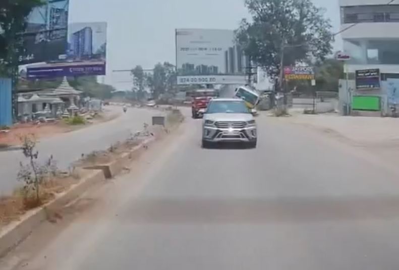 Cố vượt xe giữa đường, xe bồn lật nghiêng rồi lăn 3 vòng trên phố