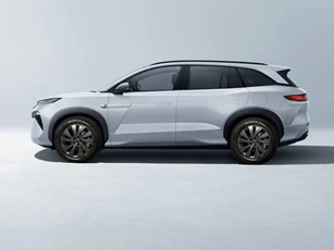 SUV 7 chỗ công suất 488 mã lực, tiêu thụ 1 lít xăng/100 km, giá hơn 1 tỷ đồng