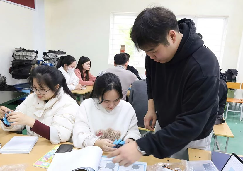 Giờ thực hành của sinh viên Trường Cao đẳng công nghệ Việt - Hàn Bắc Giang. Ảnh: Báo Bắc Ninh.
