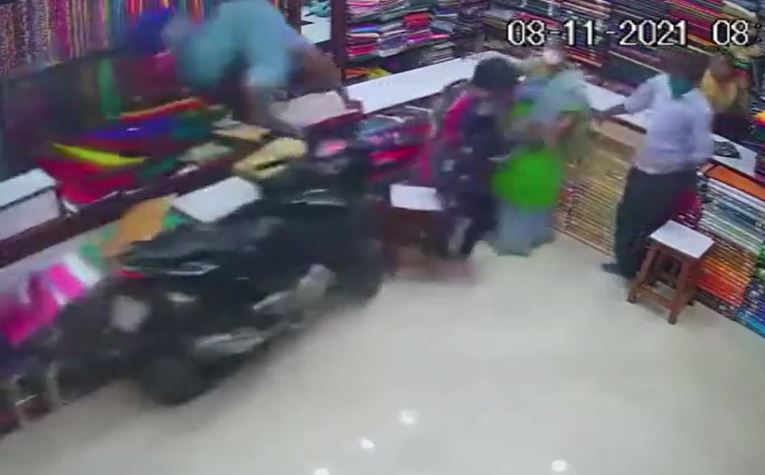 Xe máy mất lái lao vào cửa hàng, 4 người thoát nạn trong gang tấc