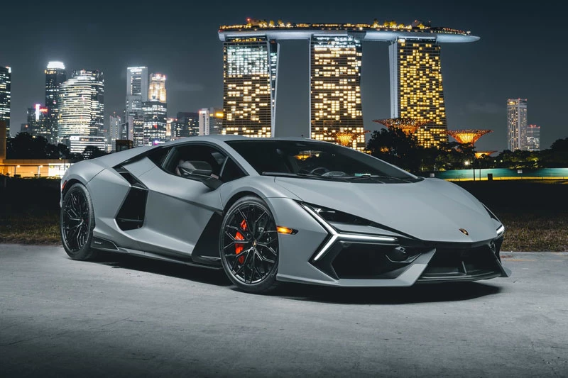 Lamborghini Revuelto.