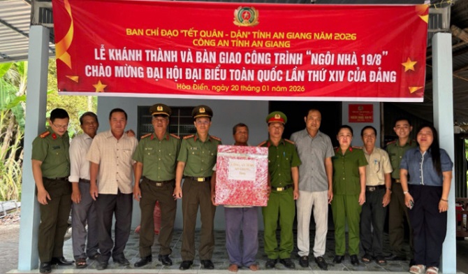 An Giang: Bàn giao 'ngôi nhà 19/8' cho hộ nghèo

