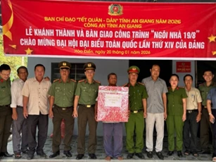 An Giang: Bàn giao 'ngôi nhà 19/8' cho hộ nghèo