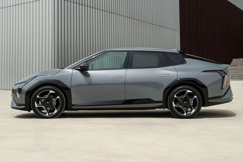 Kia EV4 2026 chốt giá gần 900 triệu đồng