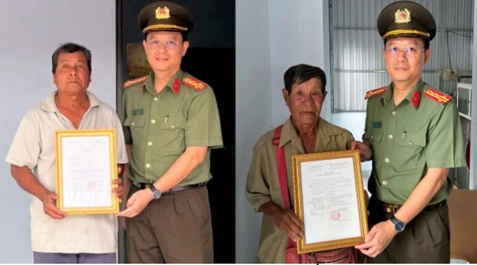 Ảnh 1:   Đại tá Lê Phú Thạnh - Phó Giám đốc Công an tỉnh An Giang trao quyết định “Ngôi nhà 19/8” cho gia đình ông Lê Văn B&eacute; và ông Dương Núi (từ phải sang).