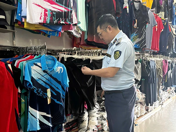 Đội QLTT số 7 kiểm tra đột xuất các hộ kinh doanh hàng hoá có dấu hiệu giả mạo các thương hiệu nổi tiếng đang được bảo hộ tại Việt Nam.