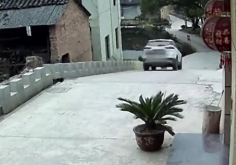 Quên kéo phanh tay, ô tô mất lái lao xuống ao trước cửa nhà