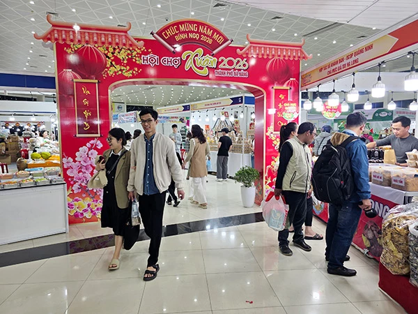 Người dân và du khách tham quan, mua sắm tại Hội chợ Xuân 2026 TP Đà Nẵng. Người dân và du khách tham quan, mua sắm tại Hội chợ Xuân 2026 TP Đà Nẵng.