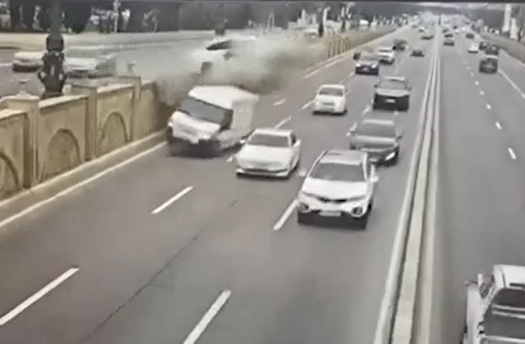 Ô tô điện húc tung rào chắn, bay xuống phố như cảnh phim hành động