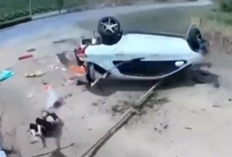 Ô tô mất lái lao xuống mương, lật nhiều vòng khiến nữ tài xế bị hất văng ra ngoài