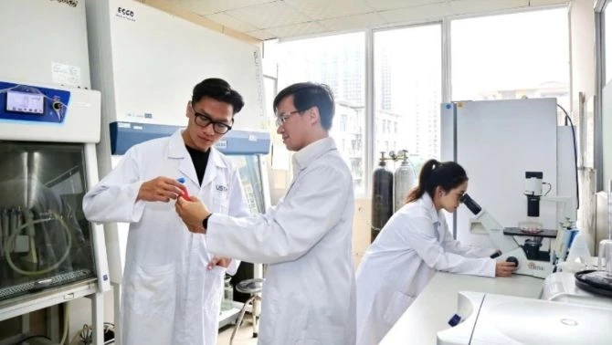 Hướng dẫn sinh viên Trường đại học Khoa học và Công nghệ Hà Nội (Viện Hàn lâm Khoa học và Công nghệ Việt Nam) nghiên cứu các đề tài khoa học có tính ứng dụng cao trong thực tiễn. (Ảnh: USTH).