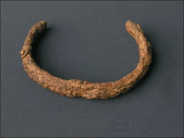 Chiếc vòng tay bằng sắt, có chiều rộng 8,5cm.