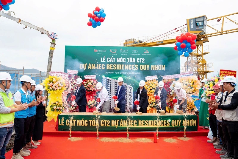 Các đại diện dự án tiến hành nghi thức cất nóc tòa CT02.