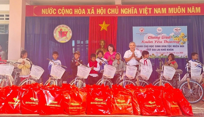 Bà Đồng Thị Ánh - Chủ tịch Hội Nữ Doanh nhân tỉnh Gia Lai và ông Phan Minh Hải – Phó Chủ tịch Thường trực Hội Bảo trợ bệnh nhân nghèo tỉnh Gia Lai, trao quà cho các em học sinh.