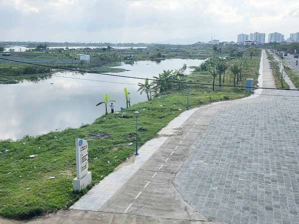 UBND TP Đà Nẵng quy định tuyệt đối không bố trí công trình kiên cố (trừ các công trình hạ tầng cần thiết và trừ các dự án đã có pháp lý trước thời điểm quy chế này có hiệu lực thi hành) trong hành lang cảnh quan ven sông. UBND TP Đà Nẵng quy định tuyệt đối không bố trí công trình kiên cố (trừ các công trình hạ tầng cần thiết và trừ các dự án đã có pháp lý trước thời điểm quy chế này có hiệu lực thi hành) trong hành lang cảnh quan ven sông.