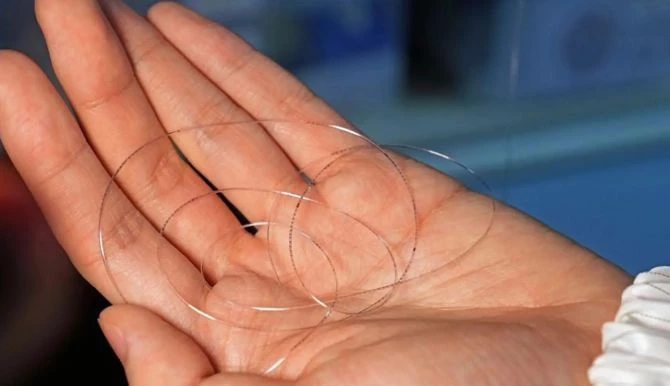 Hình ảnh con chip có kích thước bằng sợi tóc người. Ảnh: Interesting Engineering.