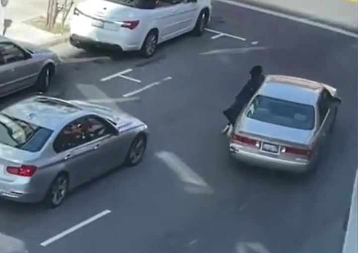 Bị giật túi giữa phố, cô gái liều mình bám cửa ô tô rồi văng xuống đường