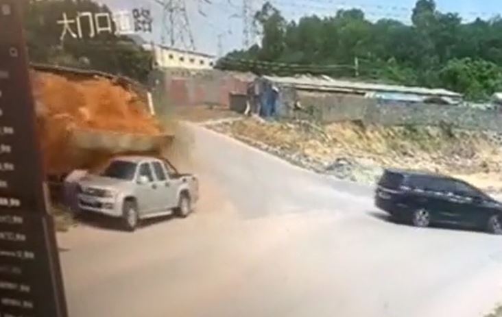 Xe tải lật nghiêng, người đàn ông 2 lần thoát chết khó tin