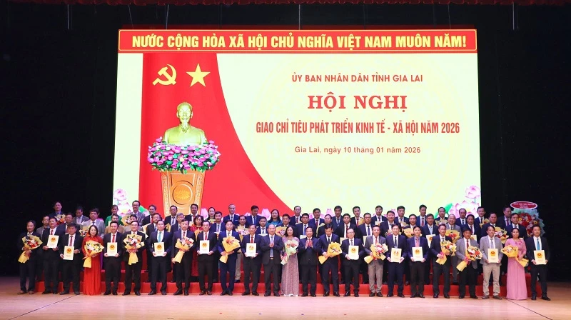 Lãnh đạo tỉnh Gia Lai trao quyết định giao chỉ tiêu phát triển KT-XH năm 2026 cho các địa phương ngay từ những ngày đầu năm. Lãnh đạo tỉnh Gia Lai trao quyết định giao chỉ tiêu phát triển KT-XH năm 2026 cho các địa phương ngay từ những ngày đầu năm.