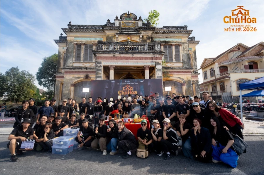 Ê-kíp sản xuất phim kinh dị ‘Lầu chú Hỏa’ trong buổi khai máy.