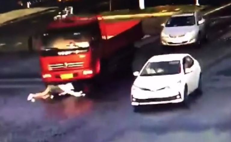 Tạt đầu xe tải và bị cuốn vào gầm, cô gái thoát nạn khó tin