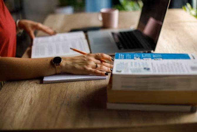 AI đang cướp đi sinh kế của các dịch giả, phiên dịch viên toàn cầu