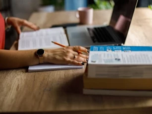 AI đang cướp đi sinh kế của các dịch giả, phiên dịch viên toàn cầu