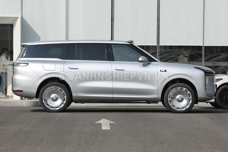 SUV hạng sang dài hơn 5,2 mét, công suất 737 mã lực, hệ thống lái điện tử 4 bánh