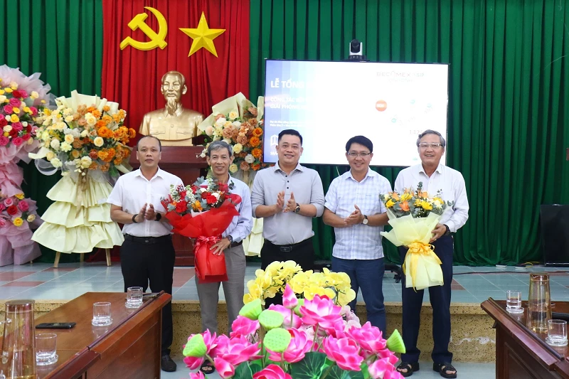 Becamex VSIP Bình Định tặng hoa cảm ơn cho Tổ công tác liên ngành để tháo gỡ khó khăn, vướng mắc tại hiện trường về công tác giải phóng mặt bằng và xây dựng hạ tầng kỹ thuật 