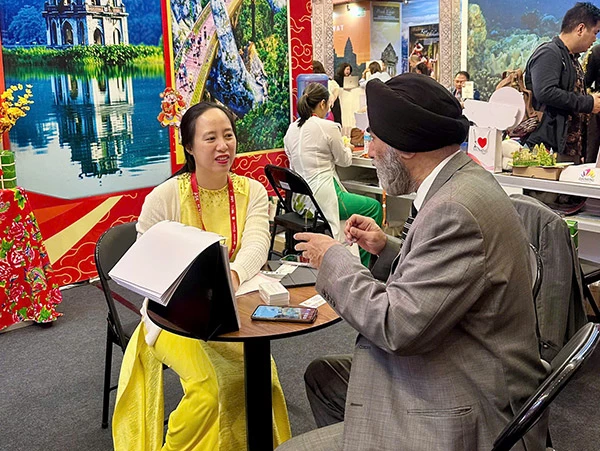 Đại diện Trung tâm Xúc tiến du lịch Đà Nẵng trao đổi với các đối tác, khách hàng tại Philippines.