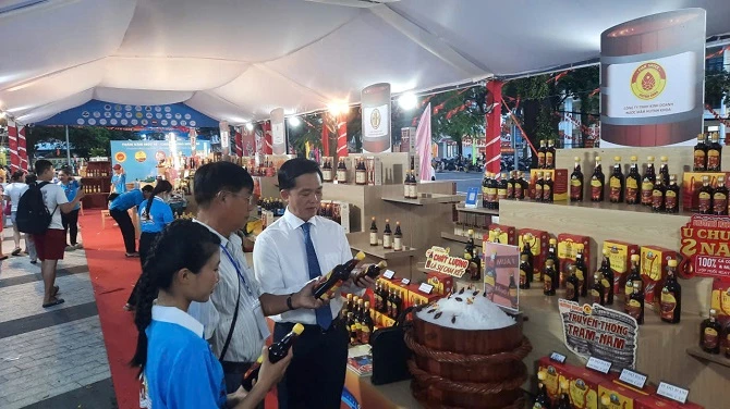 Những sản phẩm nước mắm Phú Quốc 30 độ đạm được khách hàng trong và ngoài nước đánh giá cao về chất lượng sản phẩm.