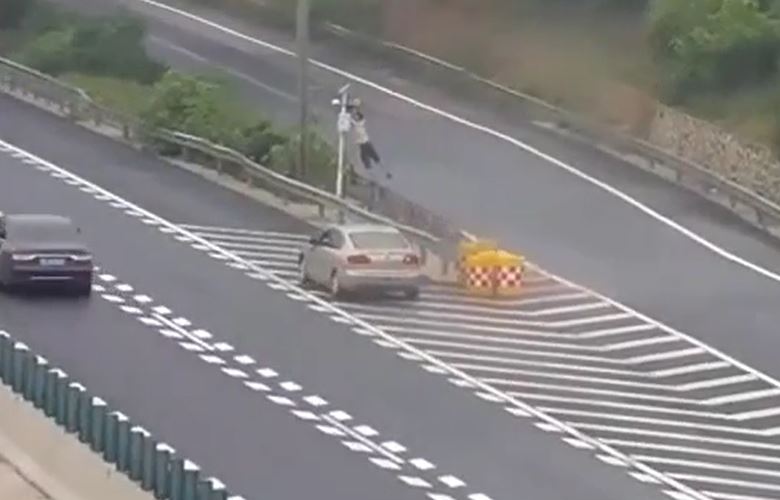 Che camera để lùi xe trên cao tốc, tài xế Mazda vẫn 'lộ bài' và nhận án phạt nặng