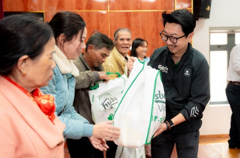 Trao 7.500 phần quà Tết đến người dân miền Trung