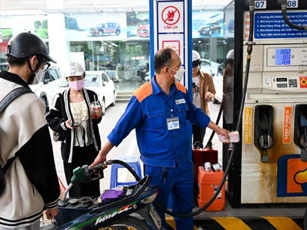 Giá xăng lên sát mốc 19.000 đồng/lít