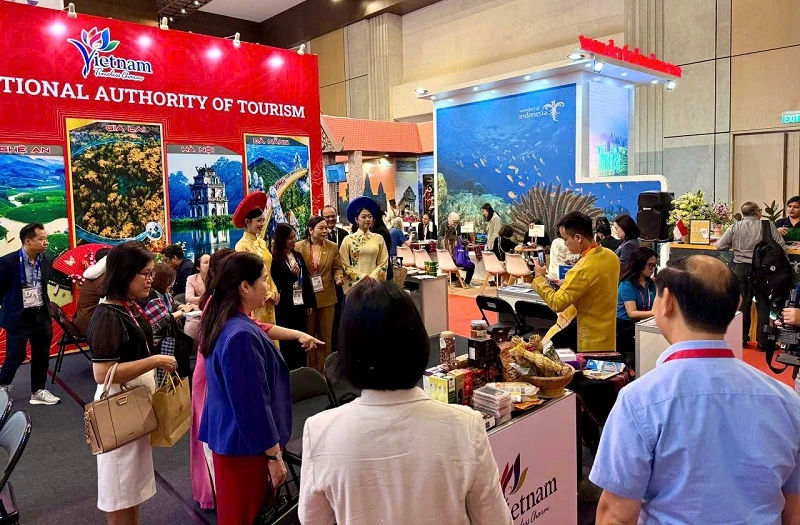 Khu vực trưng bày, giới thiệu của tỉnh Gia Lai thu hiuts đông đảo bạn bè quốc tế tham quan, tìm hiểu.